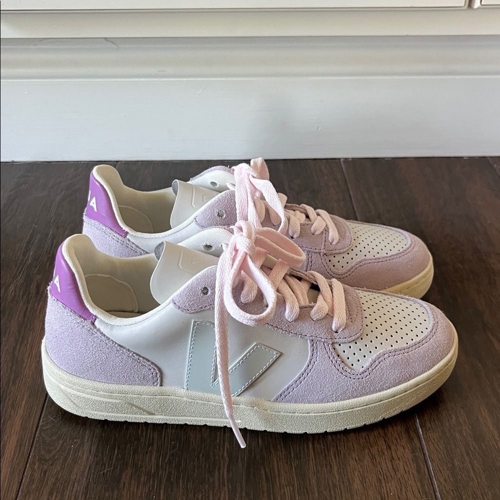 NWT VEJA V-10 Leather Sneaker - Picture 4 of 9